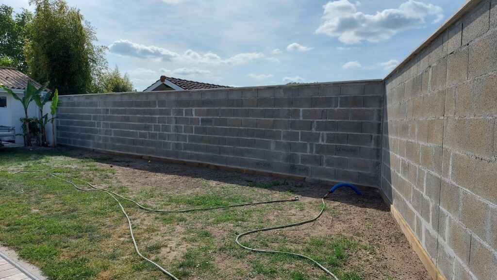 Travaux de petite maçonnerie : Clôture mur en parpaings brut