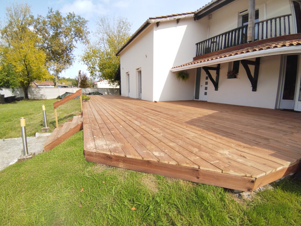 Terrasse en bois essence Douglas - errasse extérieure à Bordeaux en pierre – aménagements extérieurs